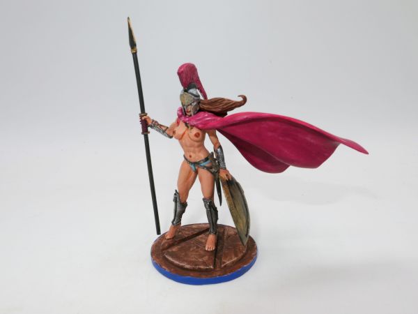 Amazon with spear, shield + cape, height approx. 7.5 cm - great plastic figure