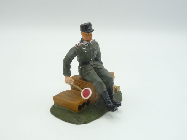 Soldat mit Kelle auf Kiste sitzend (zweiteilig) - Umbau