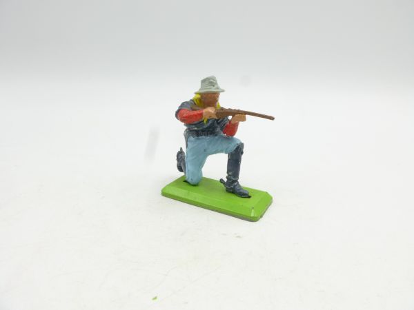 Britains Deetail Soldier 7th Cavalry kneeling and firing