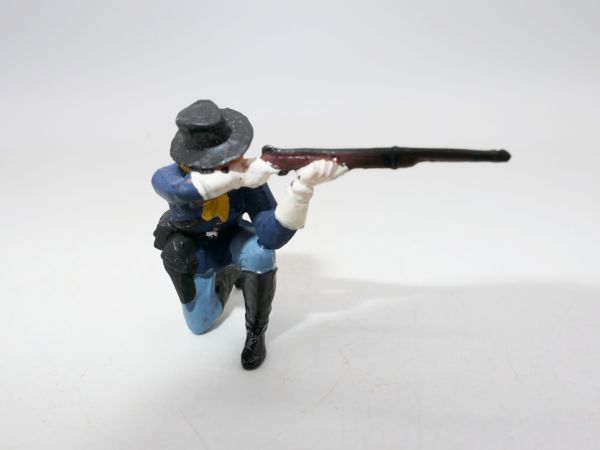 Civil War: Northern soldier kneeling shooting rifle (4 cm)