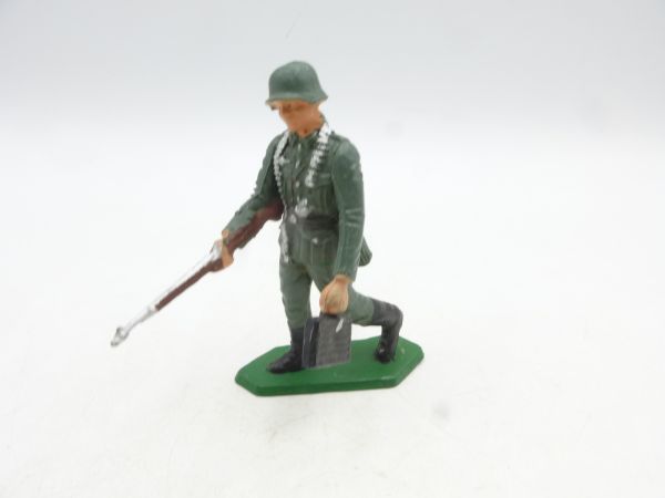 Starlux German soldier with rifle + bag