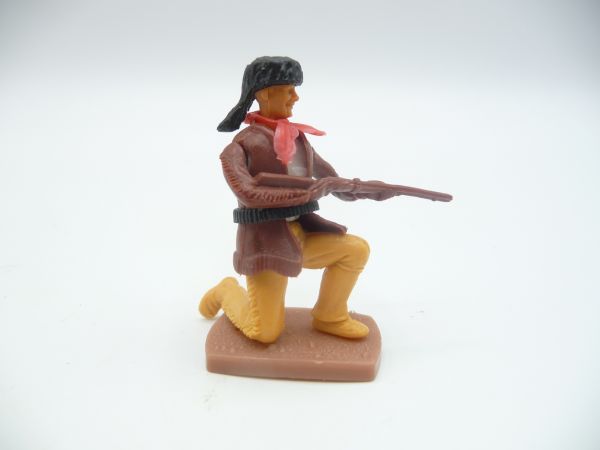 Plasty Trapper kneeling, firing rifle