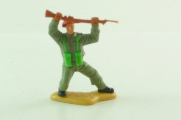 Timpo Toys Englischer / Britischer Soldat, rotes Barett, Gewehr über Kopf