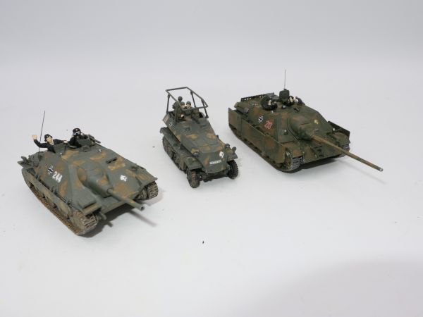 3 vehicles (similar to Roco) - painted, see photos