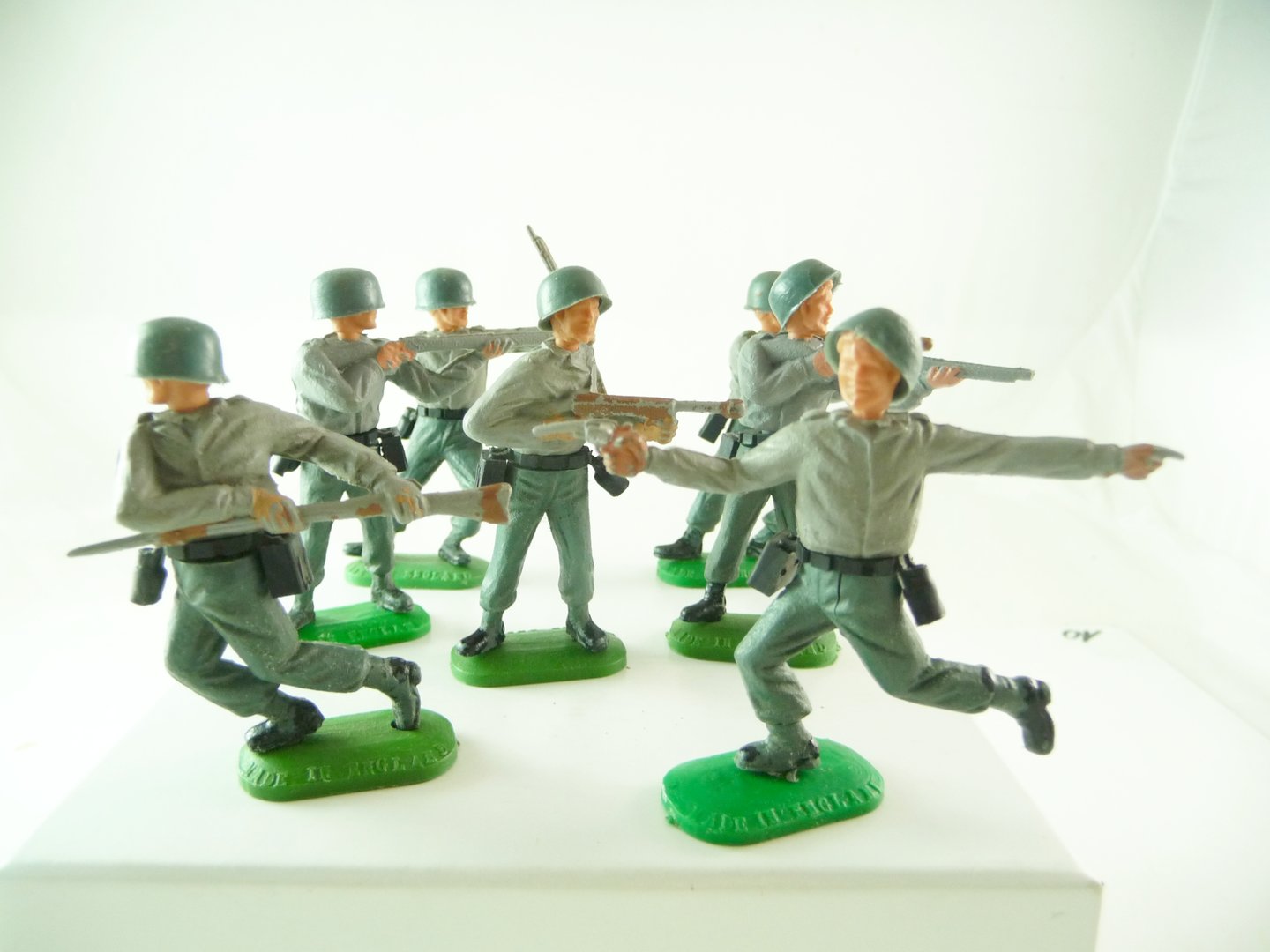Timpo Toys Deutscher Soldat WWII mit Gewehr schiessend